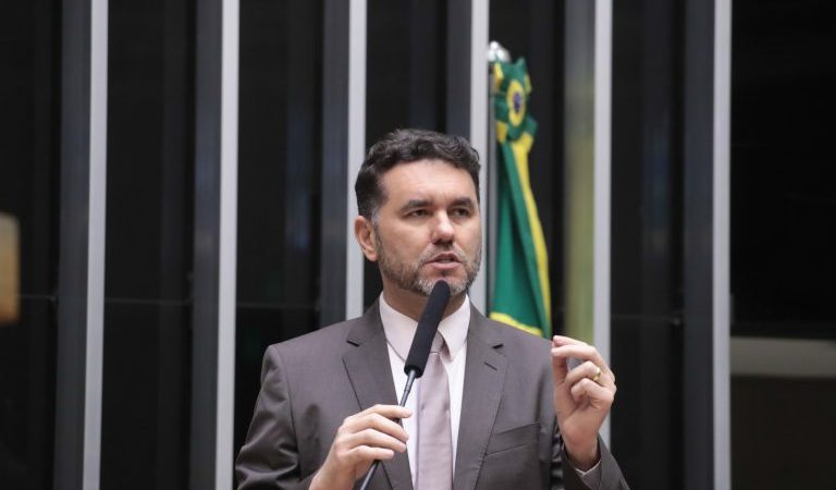 Câmara aprova em segundo turno a PEC do corte de gastos; texto segue para o Senado